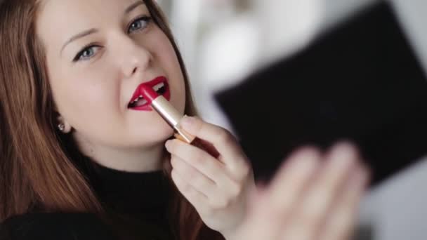 Idea glamour per il trucco serale, ritratto facciale di una donna con trucco rossetto rosso, vlogger di bellezza femminile, stile chic francese, trucco e prodotto cosmetico — Video Stock