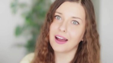 Şaşırmış kadın gülümsüyor ve gülüyor, olumlu duygu ve mutlu sürpriz yüz ifadesi, mükemmel beyaz diş gülümsemesi, güzel yüz modeli pozu, insanlar, tatil ve kutlama konsepti