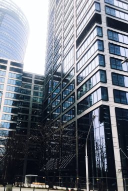 Finans bölgesindeki şirket binası, şehir merkezindeki modern gökdelen, ticari gayrimenkul işi ve çağdaş mimari.