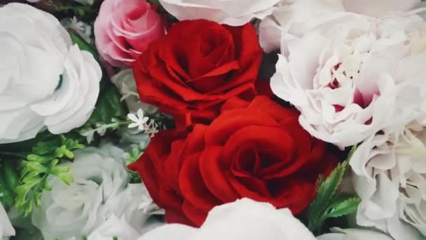 Σύνθεση με τεχνητά λουλούδια ως floral διακόσμηση για διακόσμηση γάμου και ανθοπωλείου — Αρχείο Βίντεο