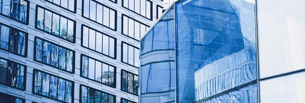 Edificio de oficinas corporativas en el distrito financiero, rascacielos moderno en el centro de la ciudad, negocios inmobiliarios comerciales y arquitectura contemporánea — Foto de Stock