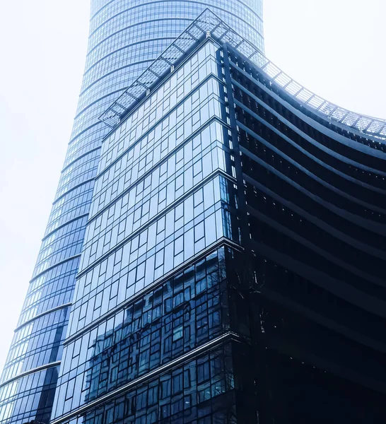 Edifício de escritórios corporativos no distrito financeiro, arranha-céus modernos no centro da cidade, negócios imobiliários comerciais e arquitetura contemporânea — Fotografia de Stock