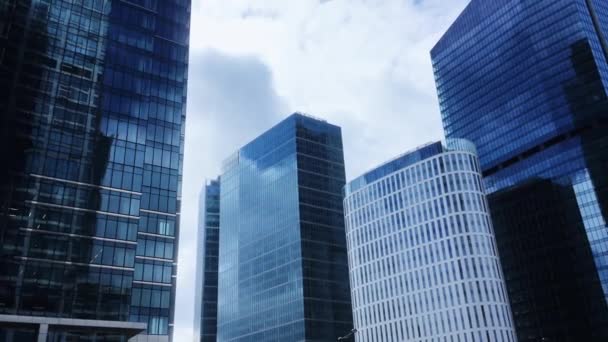 Edificio per uffici aziendale nel distretto finanziario, grattacielo moderno nel centro della città, attività immobiliare commerciale e architettura contemporanea — Video Stock