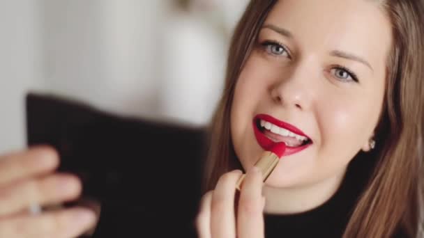 Glamoureuze avond make-up idee, gezicht portret van een vrouw met rode lippenstift make-up, vrouwelijke schoonheid vlogger, Franse chique stijl, make-up en cosmetische product — Stockvideo