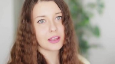 Şaşırmış kadın gülümsüyor ve gülüyor, olumlu duygu ve mutlu sürpriz yüz ifadesi, mükemmel beyaz diş gülümsemesi, güzel yüz modeli pozu, insanlar, tatil ve kutlama konsepti