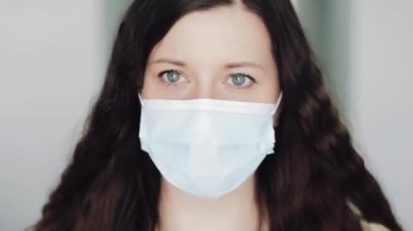 Korunaklı yüz maskesi takan kadın, koronavirüs salgını, virüs enfeksiyonu önleme ve sağlık koruma kavramı nedeniyle karantina süresince güvenli ve sağlıklı bir şekilde evde kalacak.