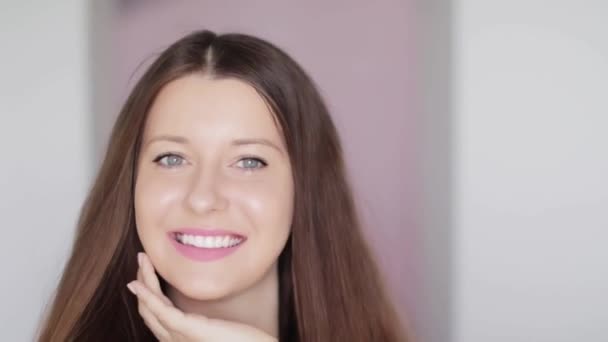 Mooie vrouw die haar stralende gezonde huid aanraakt, gezichtscrème op gezicht en hals aanbrengt als huidverzorging, anti-aging massage en natuurlijke huidverzorging routine, schoonheid en wellness — Stockvideo