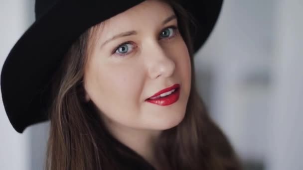 Gaya Prancis fashion dan aksesori, wanita Paris mengenakan topi hitam bergaya berpose dan tersenyum, model Kaukasia european yang indah, berkelas dan bergaya retro — Stok Video