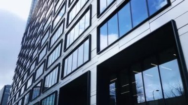 Finans bölgesindeki şirket binası, şehir merkezindeki modern gökdelen, ticari gayrimenkul işi ve çağdaş mimari.