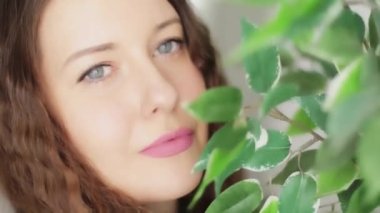 Gülümseyen, mavi gözlü genç bir esmerin güzel yüzü, doğadaki güzel kadın, yaz gezisi ve tropik ruh hali.