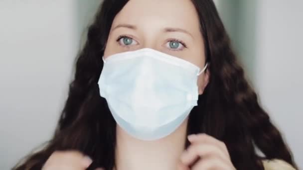 Vrouw met beschermend gezichtsmasker, blijf veilig en gezond thuis tijdens quarantaineafsluiting als gevolg van een coronavirus pandemie, virusinfectiepreventie en gezondheidsbescherming — Stockvideo