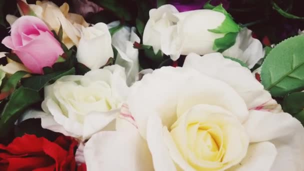 Σύνθεση με τεχνητά λουλούδια ως floral διακόσμηση για διακόσμηση γάμου και ανθοπωλείου — Αρχείο Βίντεο
