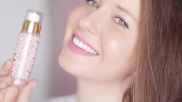 Kvinna med frisk glödande hud visar naturlig hudvård kosmetisk produkt, ansikte, hals och kropp kräm lotion flaska eller makeup bas gel som lyx hudvård och skönhet kosmetika kommersiella — Stockvideo