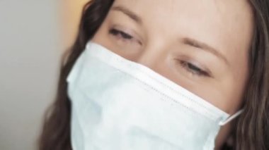 Gülen ve gülümseyen koruyucu maskeli mutlu kadın, olumlu duygu ve eğlence, koronavirüs salgını, virüs enfeksiyonu önleme ve sağlık koruma kavramı nedeniyle karantinaya alındı