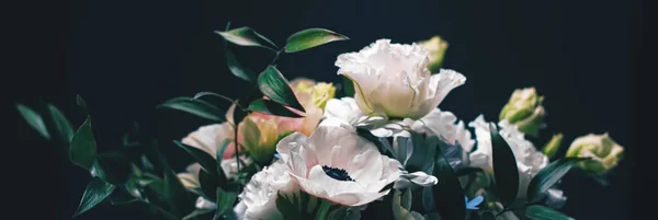 Bouquet di fiori su sfondo nero, bella disposizione floreale, fiori creativi e idea di design floristico — Foto Stock