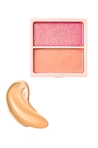 Oční stíny prášek nebo červená make-up paleta jako ploché ležel, růžové a oranžové kosmetické šmouhy, oční stíny a lesk na rty izolované na bílém pozadí, kosmetika flatlay detailní a kosmetické make-up textury — Stock fotografie