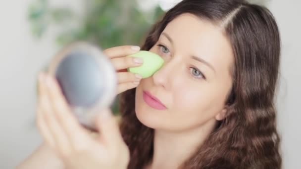 Mooie vrouw die natuurlijke organische make-up met behulp van beauty blender en glimlachen, eco make-up spons gereedschap, gezicht portret van Kaukasisch model of vlogger als cosmetisch product, huidverzorging en mensen concept — Stockvideo