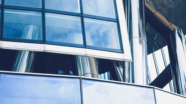 Edificio de oficinas corporativas en el distrito financiero, rascacielos moderno en el centro de la ciudad, negocios inmobiliarios comerciales y arquitectura contemporánea — Foto de Stock