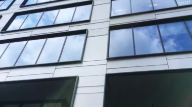 Finans bölgesindeki şirket binası, şehir merkezindeki modern gökdelen, ticari gayrimenkul işi ve çağdaş mimari.