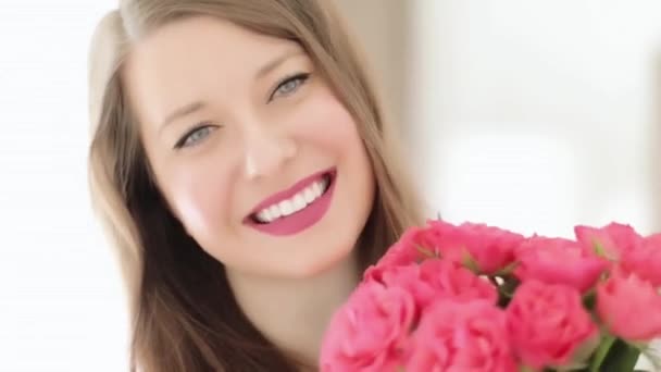 Wanita cantik yang bahagia tersenyum, menerima karangan bunga mawar sebagai hadiah liburan bunga, hadiah romantis dan cinta kejutan, orang-orang dan liburan — Stok Video