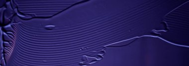 Lüks güzellik markası, bayram afişi tasarımı, soyut duvar sanatı veya sanatsal fırça darbesi için mor krem dokusu, kozmetik ürün ve makyaj arka planı