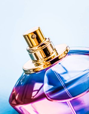 Parlak arka planda parfüm şişesi, tatlı çiçek kokusu, büyüleyici koku ve tatil hediyesi olarak da eau de parfum ve lüks kozmetik ürünleri markası tasarımı.