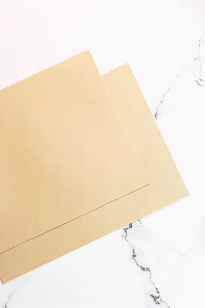 Bézs A4-es papírok fehér márvány háttér irodaszerek lapos, luxus branding flat lay és márka identitás design mockup — Stock Fotó
