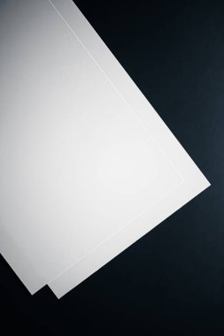 Boş A4 kağıt, ofis kırtasiyesi olarak beyaz arka plan, lüks markalaştırma dairesi ve model kimlik tasarımı