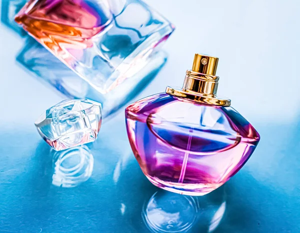 Bottiglia di profumo su sfondo lucido, dolce profumo floreale, fragranza glamour ed eau de parfum come regalo di festa e design di marca di cosmetici di bellezza di lusso — Foto Stock