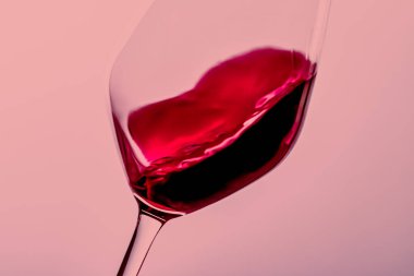 Kristal bardakta kırmızı şarap, alkol içeceği ve lüks aperatif, oenoloji ve ekolojik ürün