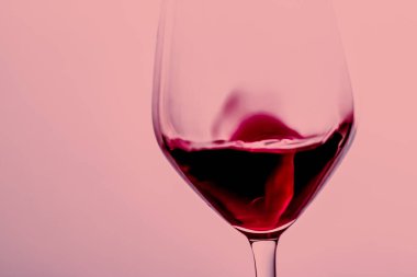 Kristal bardakta kırmızı şarap, alkol içeceği ve lüks aperatif, oenoloji ve ekolojik ürün