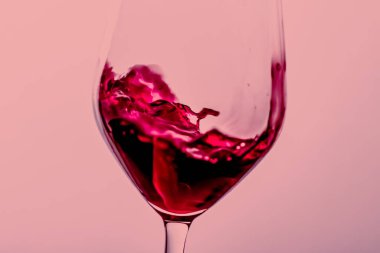 Kristal bardakta kırmızı şarap, alkol içeceği ve lüks aperatif, oenoloji ve ekolojik ürün