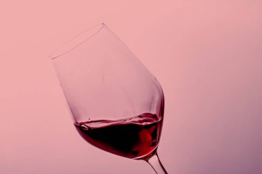 Kristal bardakta kırmızı şarap, alkol içeceği ve lüks aperatif, oenoloji ve ekolojik ürün