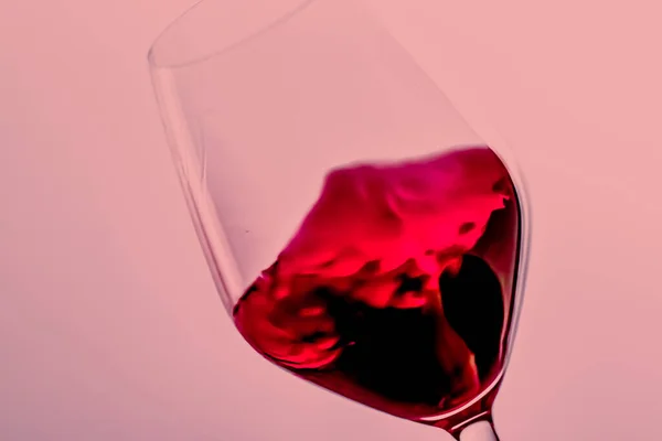 Punaviini kristallilasissa, alkoholijuoma ja ylellinen aperitiivi, enologia ja viininviljelytuotteet — kuvapankkivalokuva