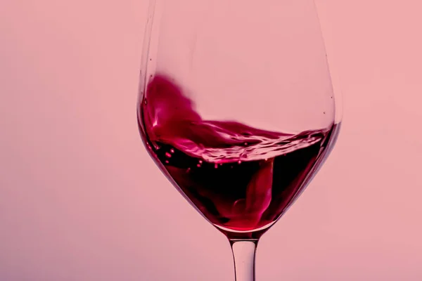 크리스털 유리, 알콜 음료 및 고급 aperitif, oenology 및 생물 재배 제품에 붉은 포도주 — 스톡 사진