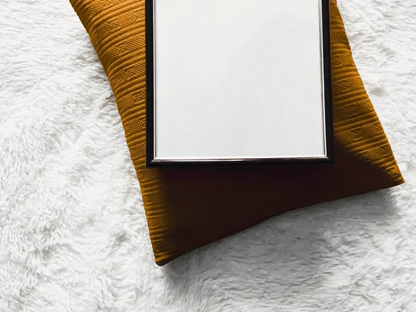 Schwarzer dünner Holzrahmen mit leerem Kopierraum als Poster-Fotoprint-Attrappe, goldenes Kissenkissen und flauschige weiße Decke, flacher Hintergrund und Kunstprodukt — Stockfoto