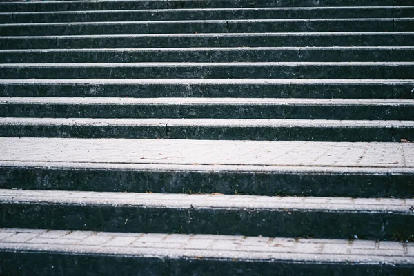 Escalera de hormigón urbano, escaleras escalones en la ciudad como fondo — Foto de Stock