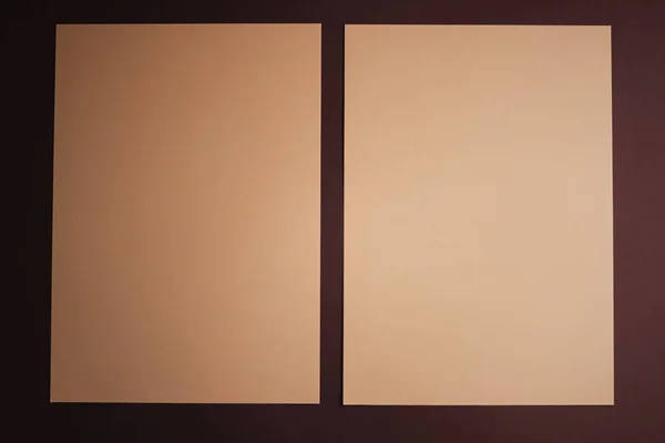 Papel A4 en blanco, beige sobre fondo oscuro como plano de papelería de oficina, diseño de identidad de marca de lujo y diseño de identidad de marca para maqueta — Foto de Stock