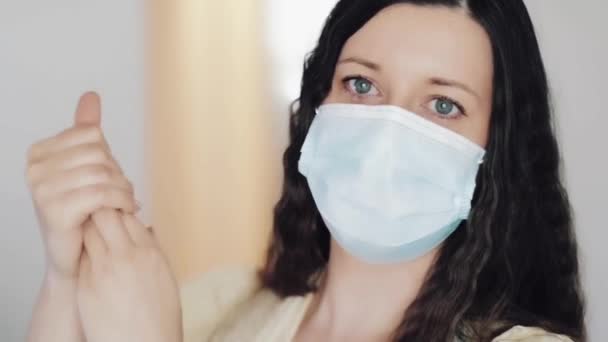 Frau in Schutzmaske wäscht Hände mit Desinfektionsmittel Seife, Handcreme oder antivirales, antibakterielles Gel als Hygiene bei Coronavirus-Pandemie, Virusinfektionsprävention und Gesundheitsschutz — Stockvideo