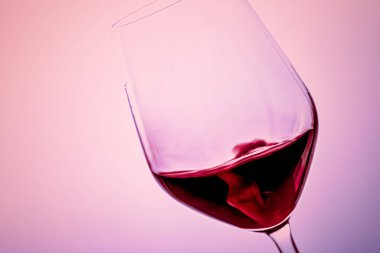 Kristal bardakta kaliteli kırmızı şarap, alkol içeceği ve lüks aperatif, oenoloji ve ekoloji ürünü.