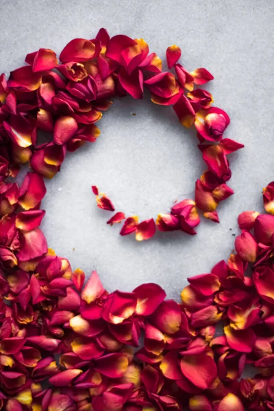 Pétales de rose sur fond de marbre, décor floral et flatlay de mariage, fond de carte de voeux de vacances pour l'invitation à l'événement, design plat laïc — Photo