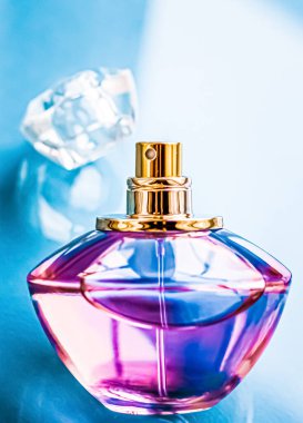 Parlak arka planda parfüm şişesi, tatlı çiçek kokusu, büyüleyici koku ve tatil hediyesi olarak da eau de parfum ve lüks kozmetik ürünleri markası tasarımı.