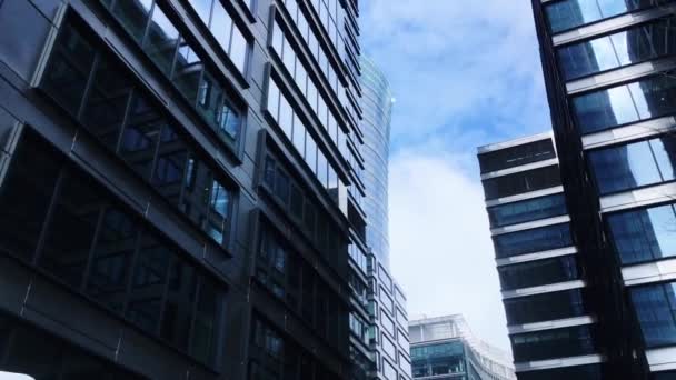 Edificio de oficinas corporativas en el distrito financiero, rascacielos moderno en el centro de la ciudad, negocios inmobiliarios comerciales y arquitectura contemporánea — Vídeos de Stock