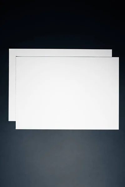 Blanco A4 papier, wit op zwarte achtergrond als kantoorbriefpapier, luxe branding flat lay en brand identity design voor mockup — Stockfoto