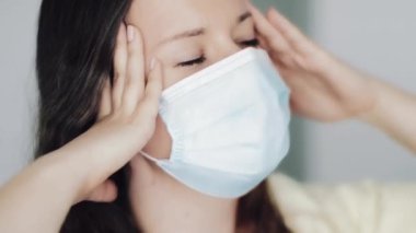Koruyucu yüz maskesi takan stresli kadın baş ağrısı, stres ve negatif duygu, koronavirüs salgını, virüs enfeksiyonu önleme ve sağlık hizmetleri nedeniyle karantinada tecrit