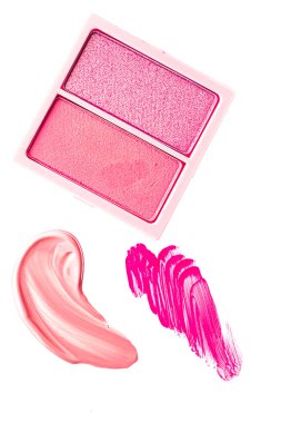 Göz boyası pudrası ya da allık makyaj paleti düz zemin olarak, pembe kozmetik lekesi, göz farı ve dudak parlatıcısı beyaz arka planda izole edilmiş, kozmetik düz kaplama ve güzellik makyaj dokusu