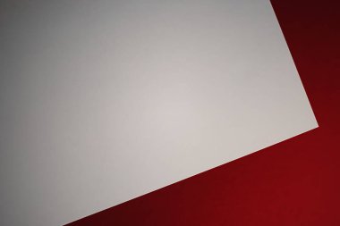 Boş A4 kağıt, kırmızı zemin üzerine beyaz ofis kırtasiyesi düz kaplama, lüks markalaştırma yatağı ve model kimlik tasarımı