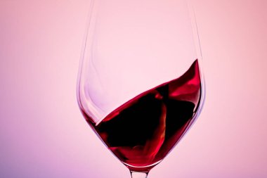 Kristal bardakta kaliteli kırmızı şarap, alkol içeceği ve lüks aperatif, oenoloji ve ekoloji ürünü.