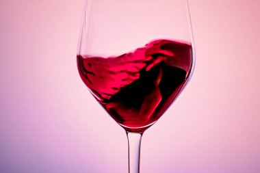 Kristal bardakta kaliteli kırmızı şarap, alkol içeceği ve lüks aperatif, oenoloji ve ekoloji ürünü.