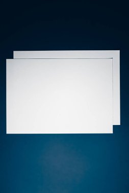 Boş A4 kağıt, ofis kırtasiyesi olarak beyaz arka plan, lüks markalaştırma dairesi ve model kimlik tasarımı